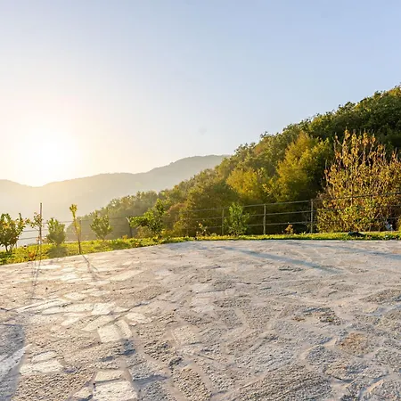 Hillside Haven - Sea View Retreat With Pool Access 펜션 *