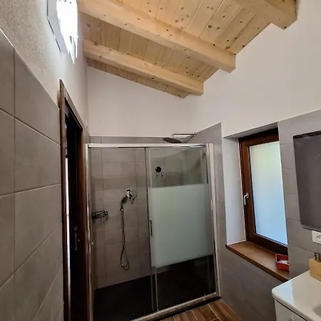 Hillside Haven - Sea View Retreat With Pool Access בית נופש
