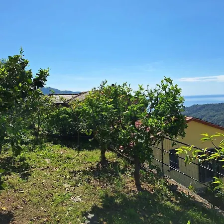 Hillside Haven - Sea View Retreat With Pool Access 펜션 *