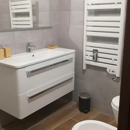 Hillside Haven - Sea View Retreat With Pool Access 度假居 *