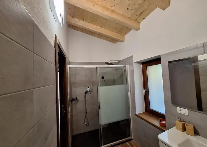 Hillside Haven - Sea View Retreat With Pool Access Feriehus